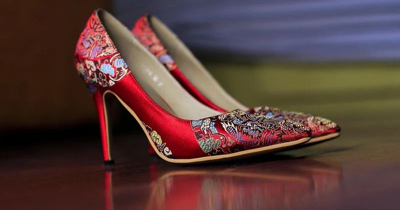 Chaussures et bas : l'équilibre qu'on oublie tout le temps